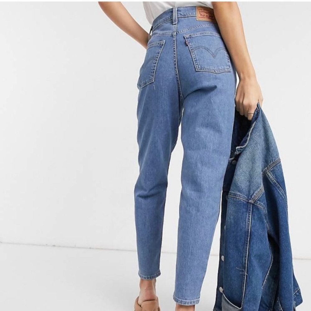 Levi’s High Waisted Tapered Jeans in Medium Blue size 28 29 Long Mom Fit